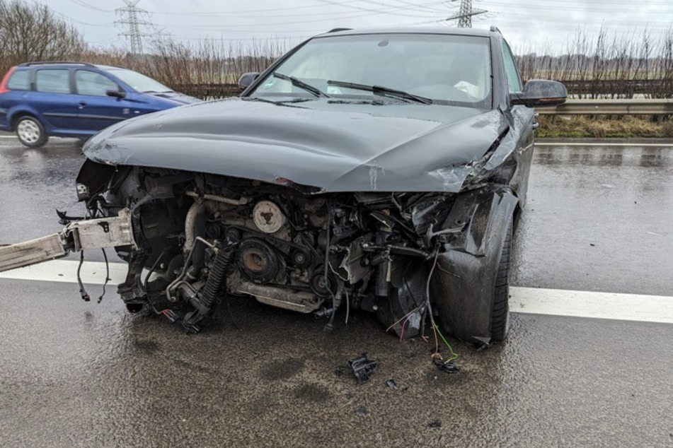 Der Audi wurde bei dem Unfall schwer beschädigt, der Gesamtschaden wird nach Angaben der Polizei auf circa 20.000 Euro geschätzt.