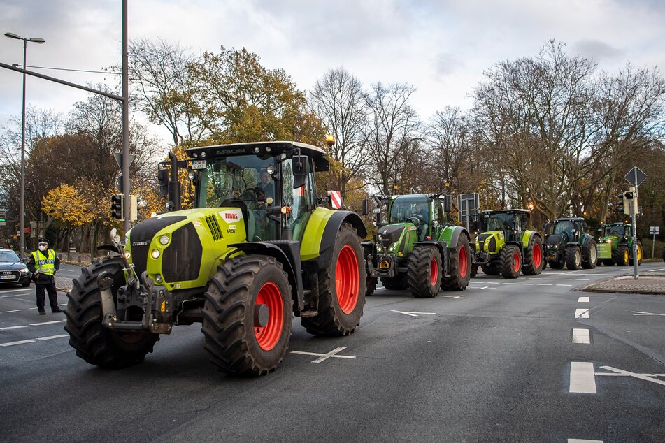 Traktoren fahren durch die Innenstadt. (Symbolbild)