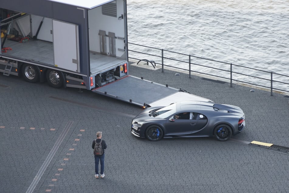 Der Sportwagen wurde hinter der Elphi abgeladen.