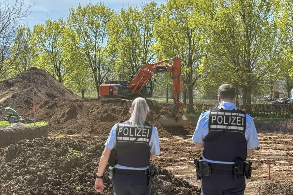 Bei Baggerarbeiten wurde ein Gegenstand gefunden. Polizisten sind vor Ort.