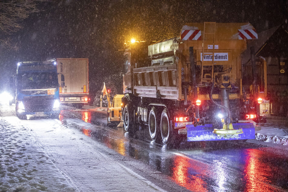 Selbst der Winterdienst kam auf der B 95 bei Schönfeld nicht mehr voran.