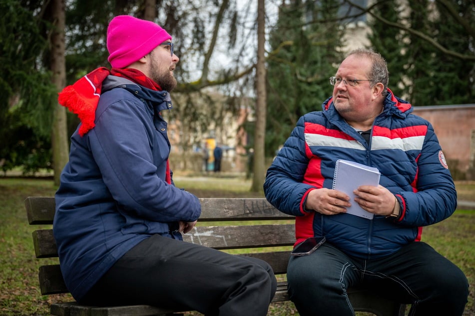 Marten Henning (28, Linke) im Gespräch mit MOPO-Redakteur Raik Bartnik (55).