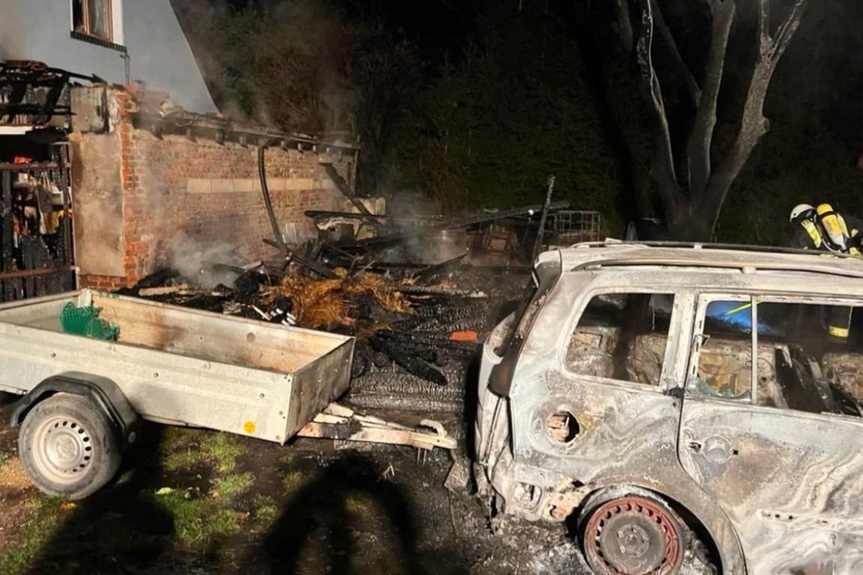 In Pobles brannten in der Nacht zu Montag ein Carport und zwei Autos.