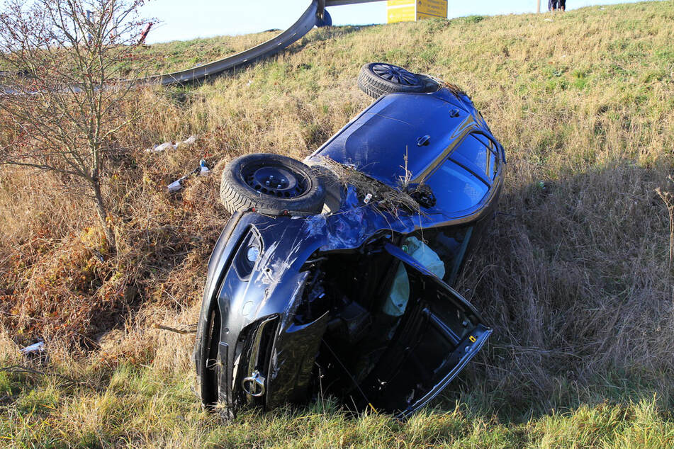 Schwerer Unfall: Opel kracht durch Leitplanke und stürzt Böschung herunter