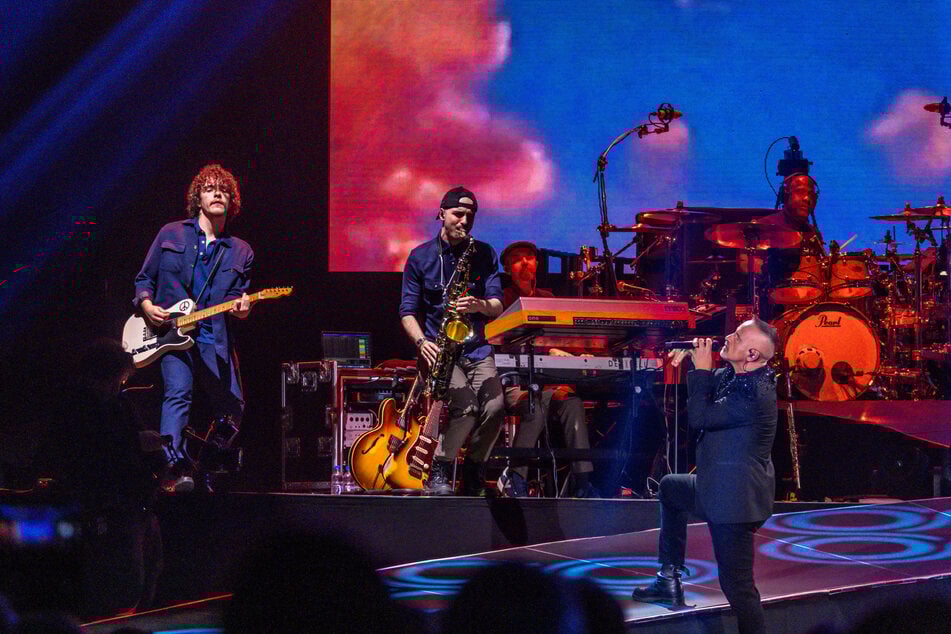 Und auch mit seinen Musikern spielte Eros und erlaubte sich immer wieder Scherze, während er einen Hit nach dem anderen lieferte.