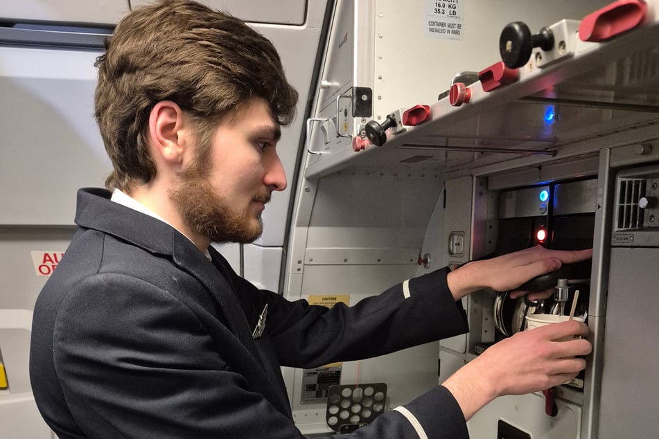 Essen und Getränke verteilen gehört zu den Aufgaben des Stewards.