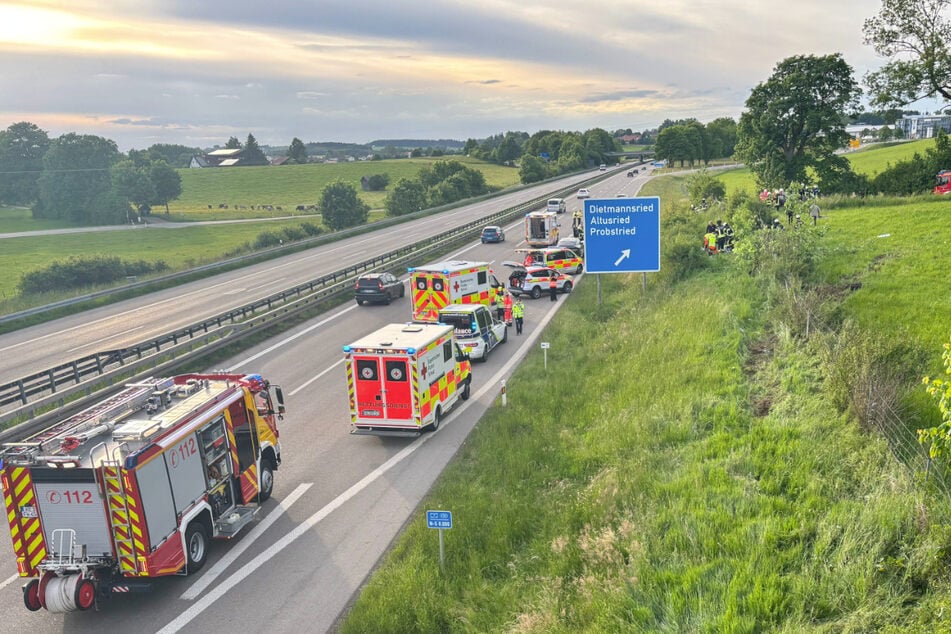 Von der A7 aus raste der BMW eine Böschung hinauf und blieb auf einem angrenzenden Feld liegen.