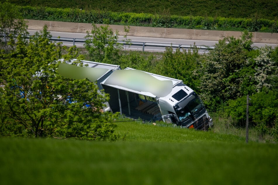 Ein Gefahrgut-Transporter kippte am Montagmittag auf der A4 bei Apolda um. Die Autobahn musste stundenlang gesperrt werden.