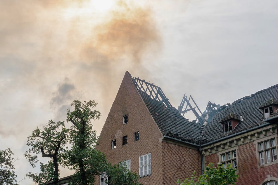 Am Samstag stand nach Angaben der Feuerwehr der Dachstuhl des Seitenflügels voll in Flammen.