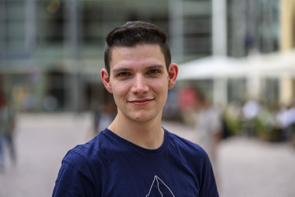 Joseph Israel (26, Grüne) unterstützt das geplante Nachwuchs-Skisprungzentrum in Grüna, forderte aber zusätzliche Prüfungen zu Naturschutz und Verkehrsanbindung.