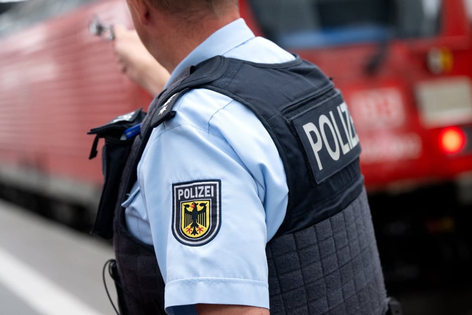 Die alarmierten Beamten der Bundespolizei nahmen den 60-Jährigen widerstandslos im Zug fest. (Symbolbild)