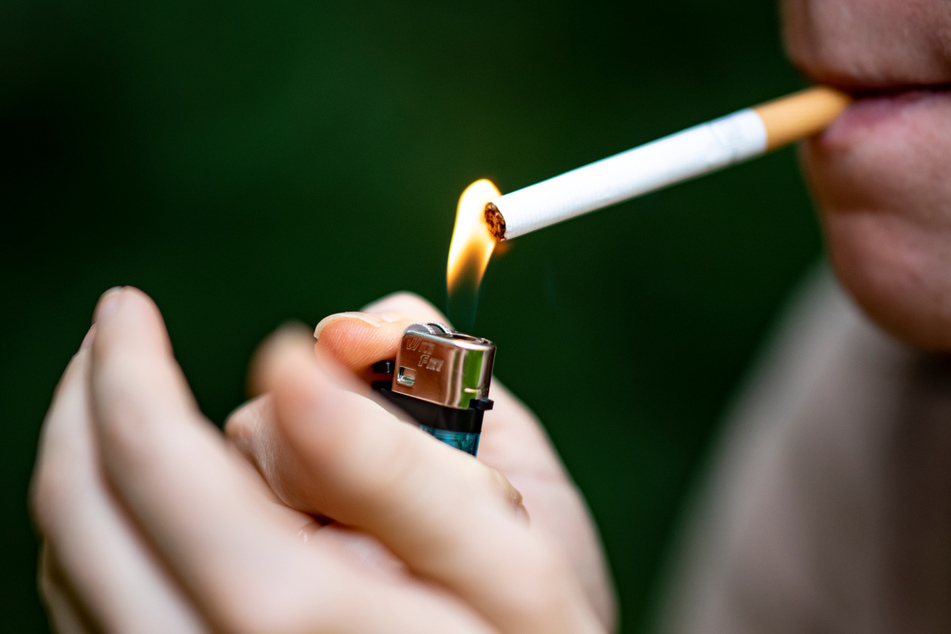 Jugendliche wollen Zigarette rauchen: Plötzlich bekommen sie unangenehme Gesellschaft