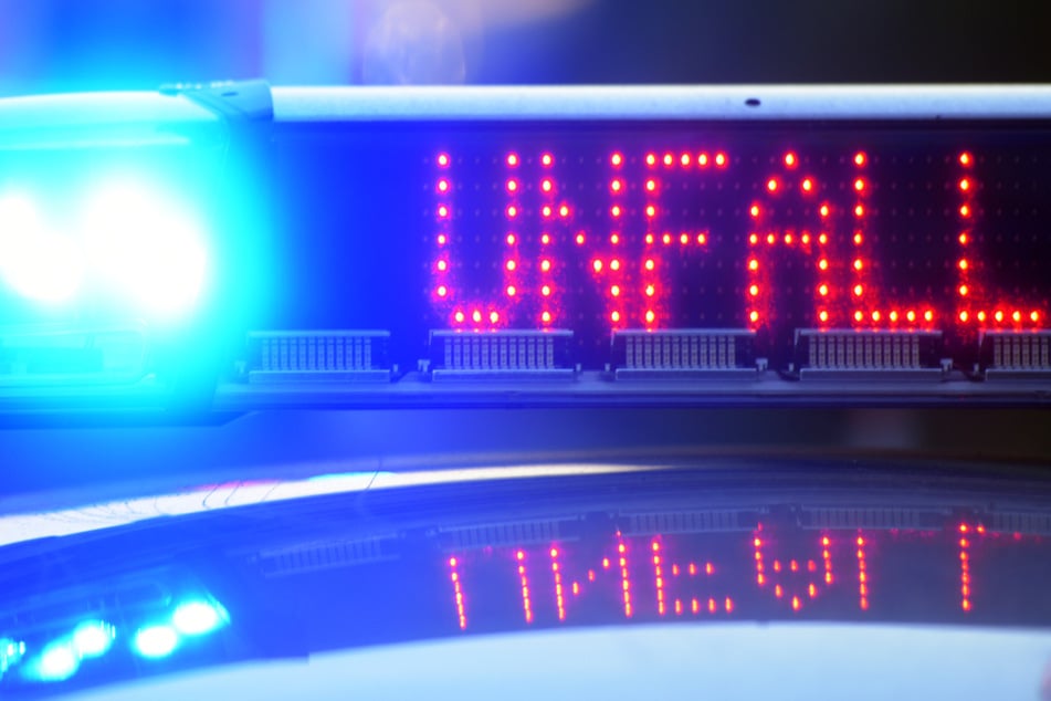 Auf der B2 bei Augsburg hat sich ein tödlicher Unfall ereignet. (Symbolbild)