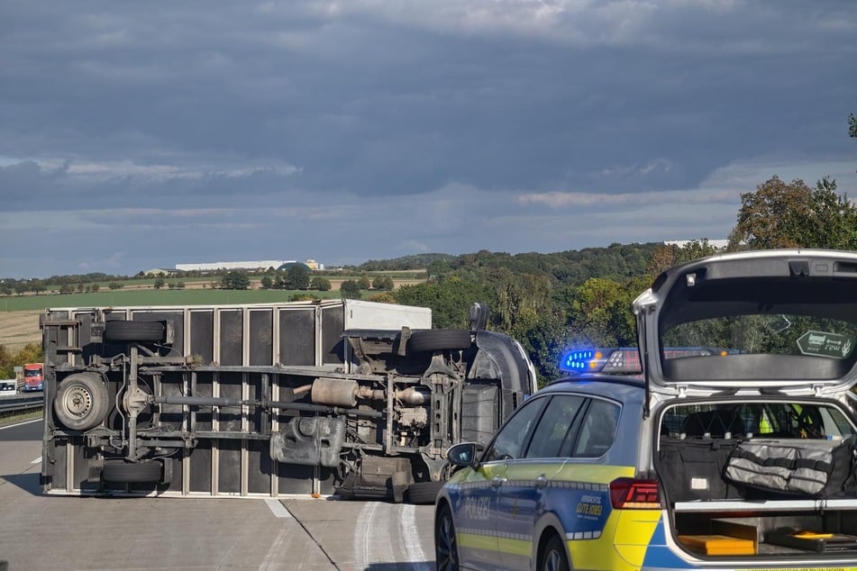 Ein Transporter kippte am Montagnachmittag auf der A4 bei Hainichen (Landreis Mittelsachsen) um.