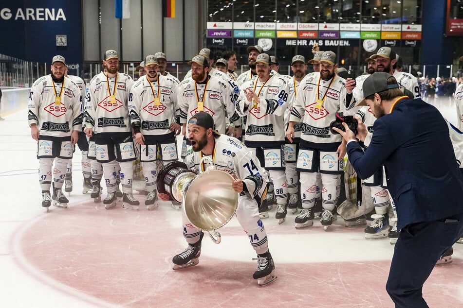 Ehre, wem Ehre gebührt! Tomas Sykora (36) stemmte den Meisterpokal in die Höhe. Gelingt das in der kommenden Saison noch einmal?