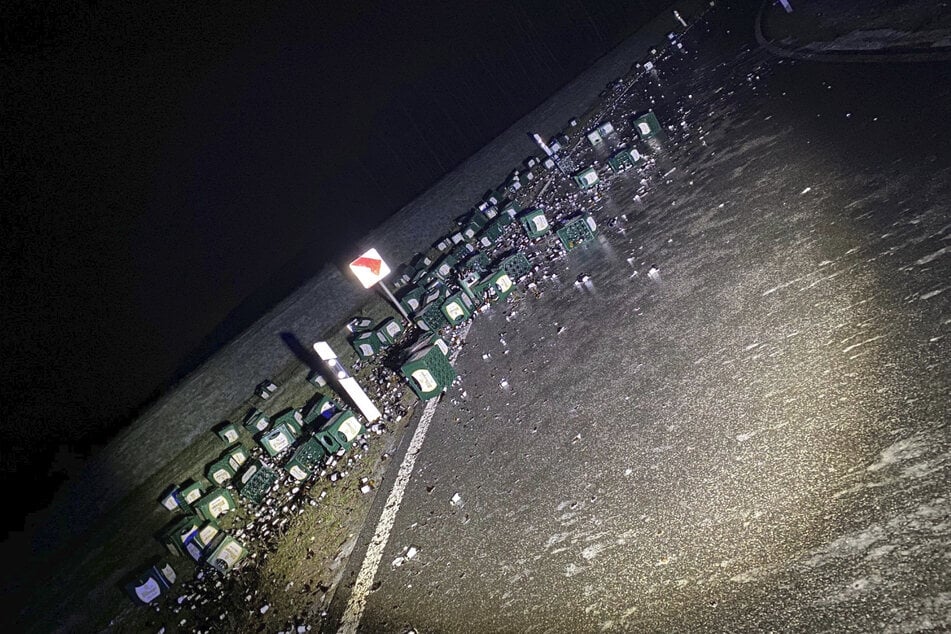 In einer Kurve am Autobahnkreuz Wittlich hatte der Lastwagen rund 100 Kisten Bier verloren.