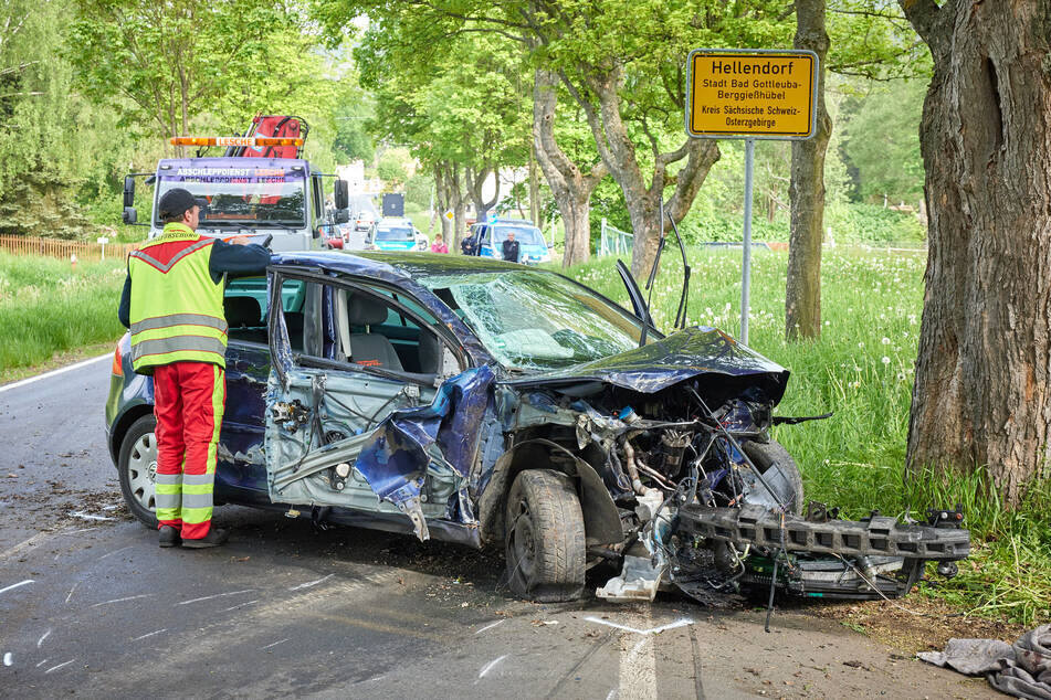 Bei dem Unfall am 26. Mai touchierte der VW Golf zunächst zwei Bäume, bevor er an einem dritten Baum zum Stehen kam.