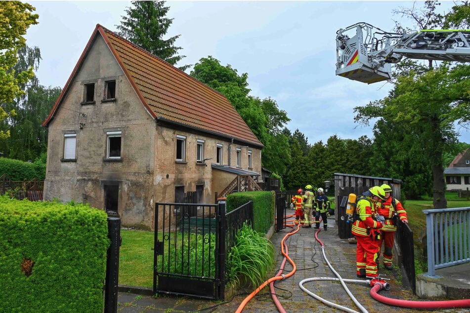 Warum die untere Etage des Hauses plötzlich in Flammen stand, wird nun ermittelt.