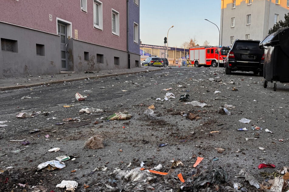 Müll überall! Durch die Detonation in dem Lastwagen der Hofer Abfallentsorgung wurde der Abfall in der Schollenteichstraße verteilt.