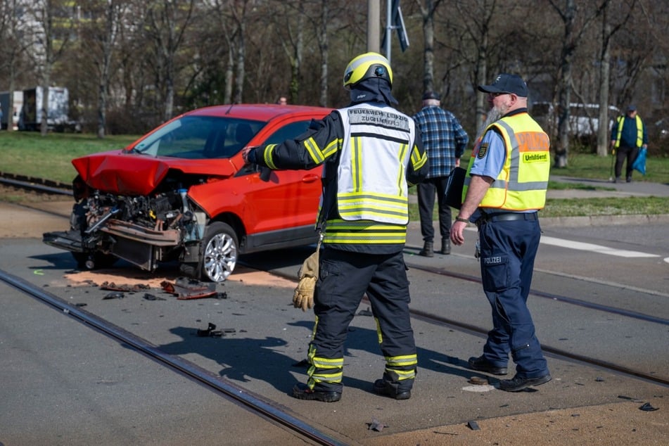 Die Feuerwehr wurde hinzugezogen, um die Unfallstelle zu räumen.