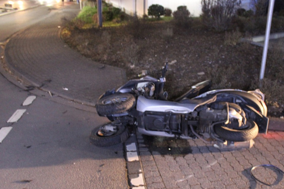 Bei Abbiegemanöver übersehen: Rollerfahrer von Auto erfasst und schwer verletzt
