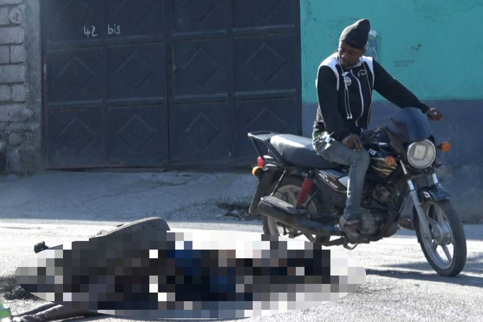 Ein Motorradfahrer erschaudert beim Anblick eines verbrannten menschlichen Körpers.