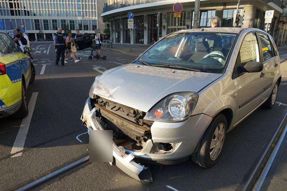 Ein zweites Fahrzeug wurde ebenfalls in den Unfall verwickelt.