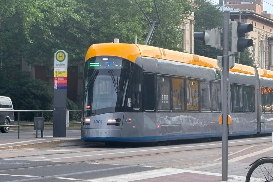 Nach den Hitze-Schäden vom Wochenende nehmen die LVB schrittweise wieder den Betrieb auf. Seit Montagabend rollt die Linie 1 wieder.