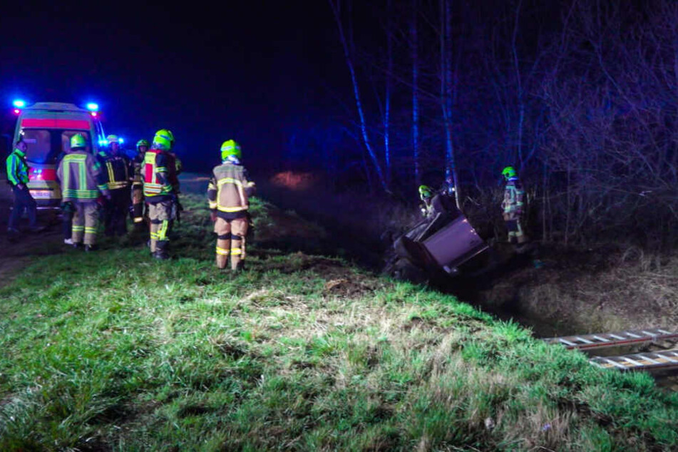 Das Auto blieb auf dem Dach liegen und füllte sich mit Wasser.
