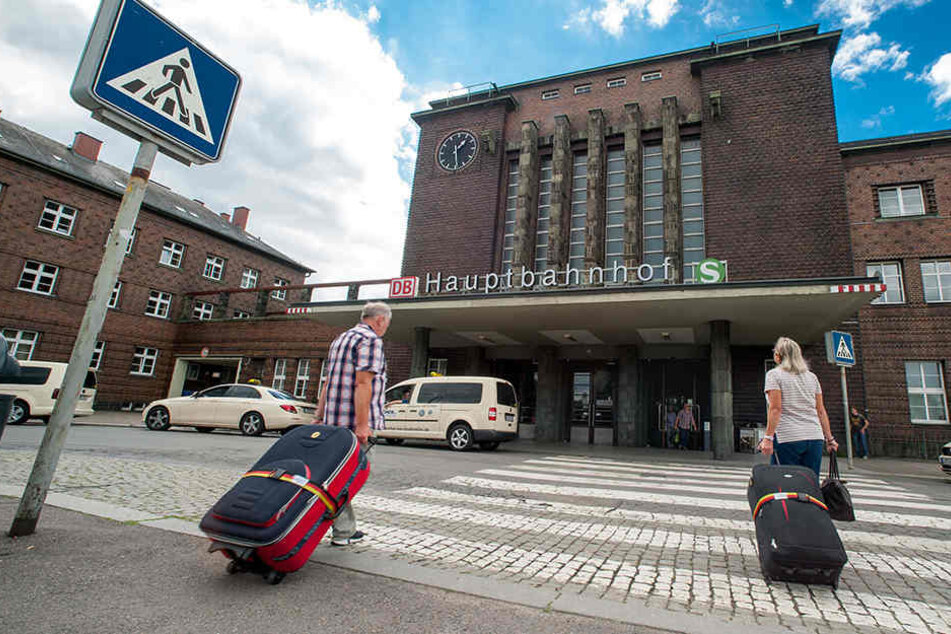 Vom Zwickauer Hauptbahnhof fährt seit Dezember ein Expresszug nach Karlovy Vary. Noch hält sich die Resonanz in Grenzen.
