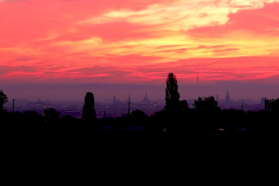 Das Rot entsteht durch die Verunreinigungen! Dabei wird das Sonnen-Licht gebrochen. Hier über Dresden am Mittwochmorgen.