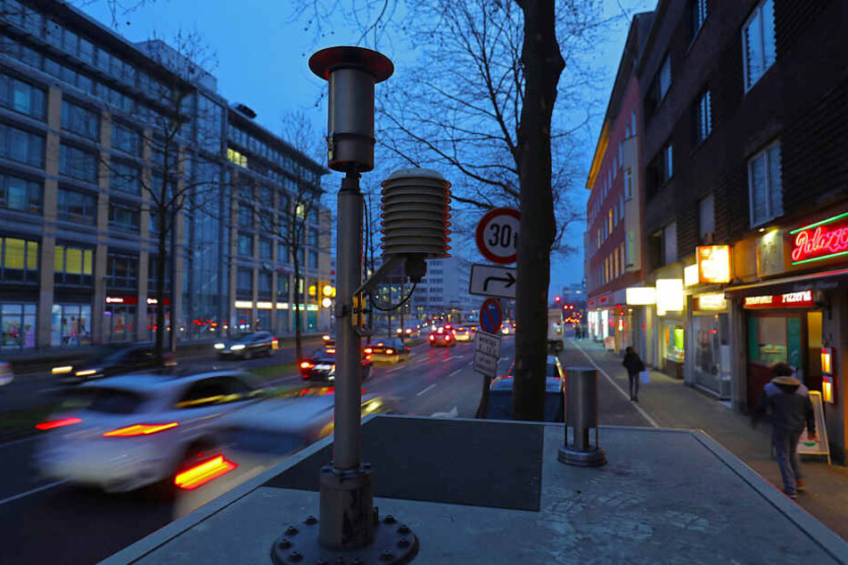 Der Clevische Ring in Köln ist von Schadstoffen aus Autoabgasen belastet.