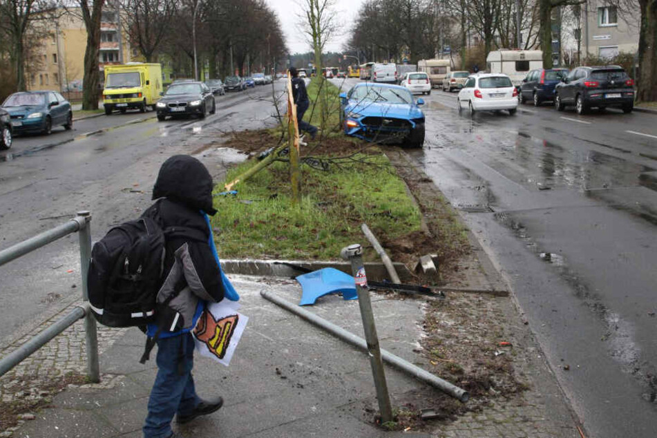 Das Auto riss ein Geländer aus der Verankerung.
