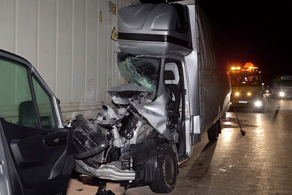 Bei einem schweren Unfall auf der A14 ist in der Nacht zu Dienstag eine Frau schwer verletzt worden.