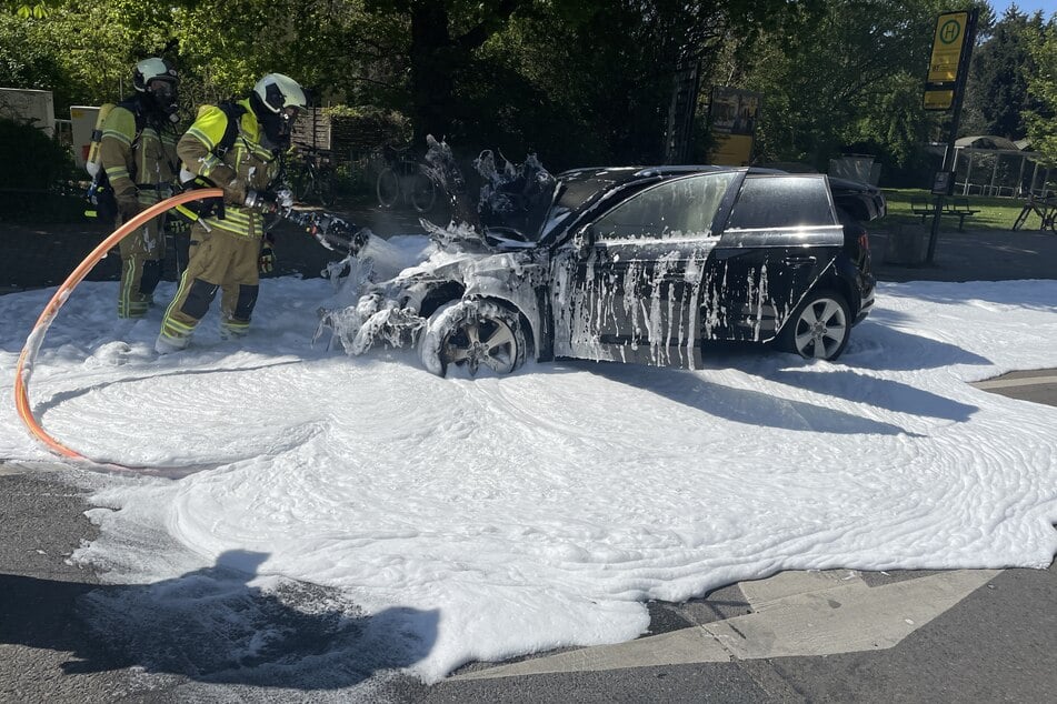 Unter starkem Einsatz von Löschschaum wurden die Flammen abgelöscht.