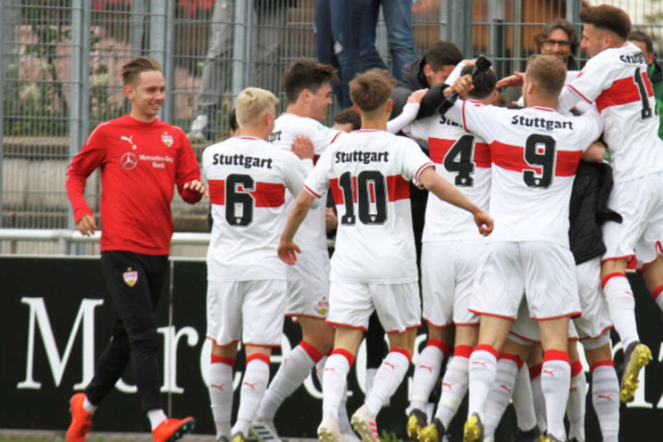 Die Junioren des VfB Stuttgart feiern die Meisterschaft in der Bundesliga Süd/Südwest.