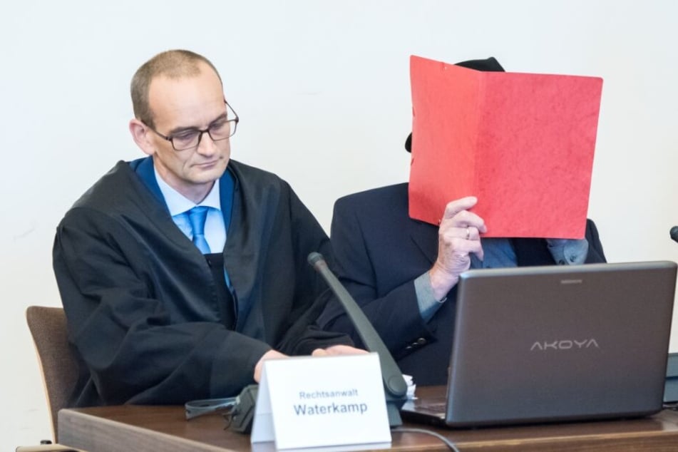 Der ehemalige SS-Wachmann sitzt im Landgericht im Saal neben seinem Anwalt.