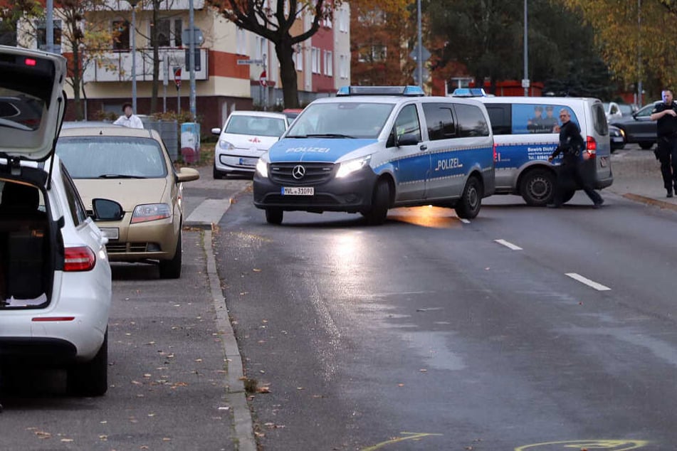 Die Polizei sperrt die Straße für die Ermittlungen ab.