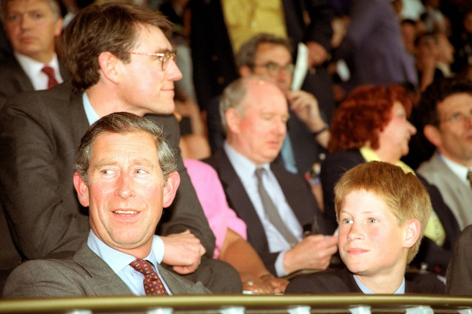 Prince Harry (r.) with his father Prince Charles (l.) in 1998, the year after Harry's mother, Princess Diana was killed. (Archive image).