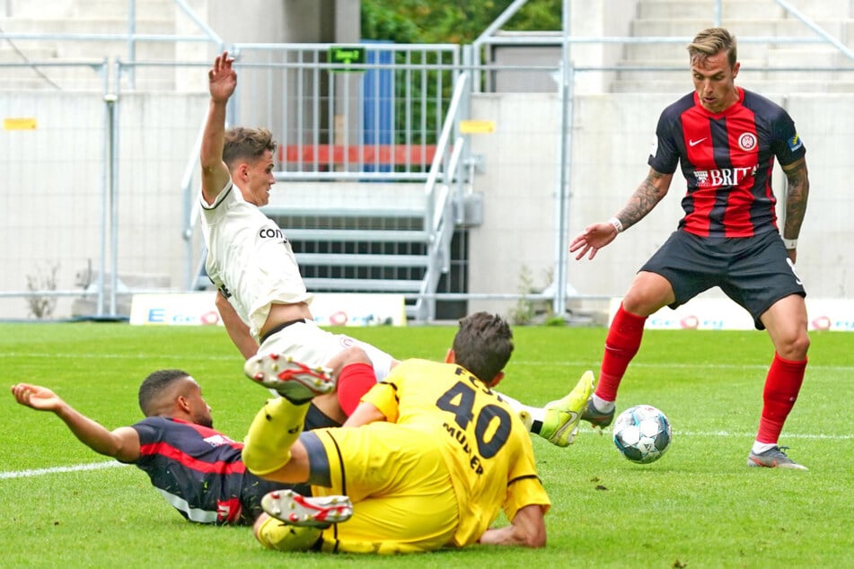 Augsburg-Profi Philipp Tietz (27, r.) trifft besonders gerne gegen den FC St. Pauli. Im Juni 2020 erzielte er im Dress vom SV Wehen Wiesbaden seinen bislang einzigen Dreierpack seiner Karriere.