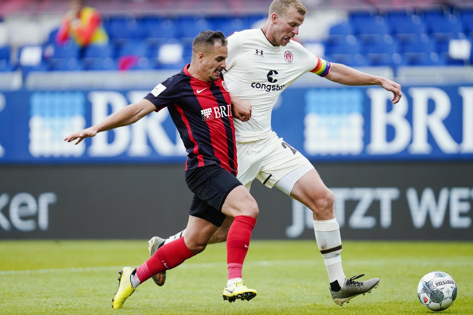 St. Paulis Henk Veerman (29, r.) und Wiesbadens Sebastian Mrowca (26) kämpfen um den Ball.