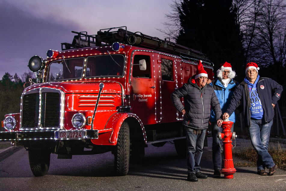 Die Feuerwehrmänner Jürgen Herzog (65, v.l.n.r.), Klaus Richter (67) und Michael Neunert (65) gehen wieder auf Weihnachtsfahrt.