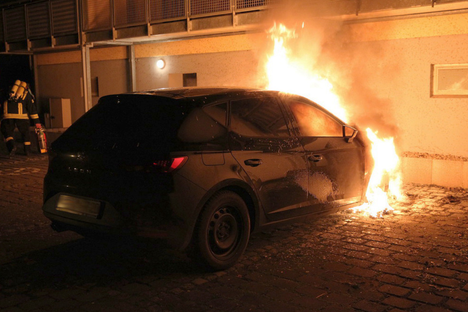 In Sondershausen gingen mehrere Autos in Flammen auf.