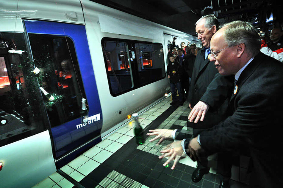 2011: Pit Clausen (SPD) weiht die erste "Vamos"-Stadtbahn am Hauptbahnhof ein.