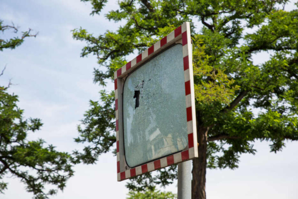 Auch ein Verkehrsspiegel wurde von einem Geschoss getroffen.