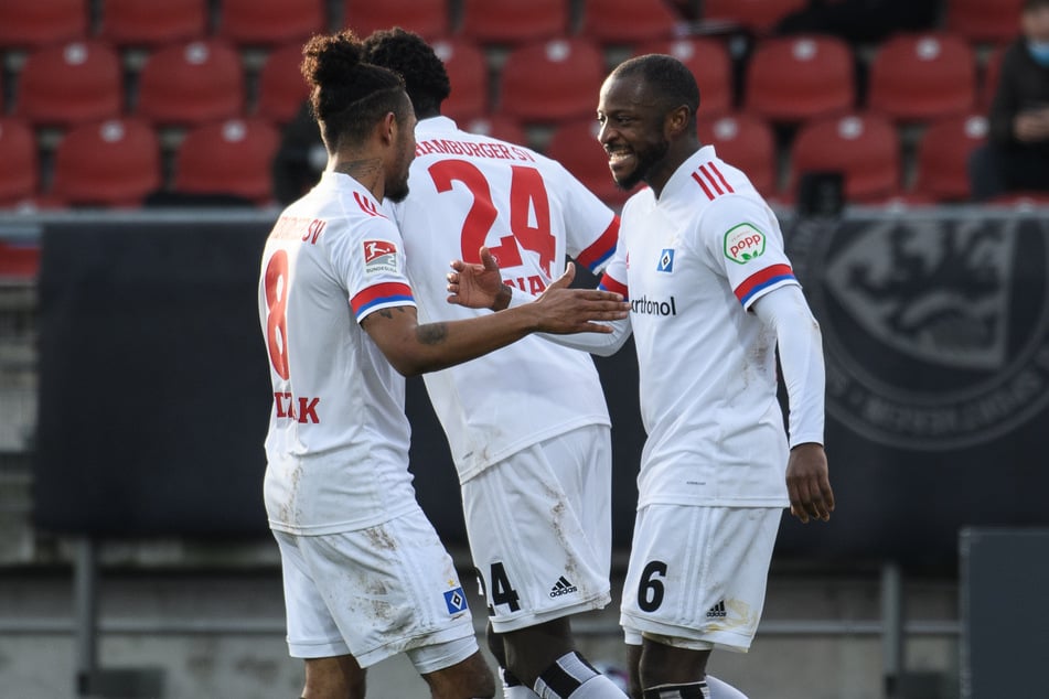 Mittelfeldmotor David Kinsombi (r.) hatte mit zwei Toren entscheidenden Anteil am 4:2-Sieg des HSV gegen Eintracht Braunschweig.