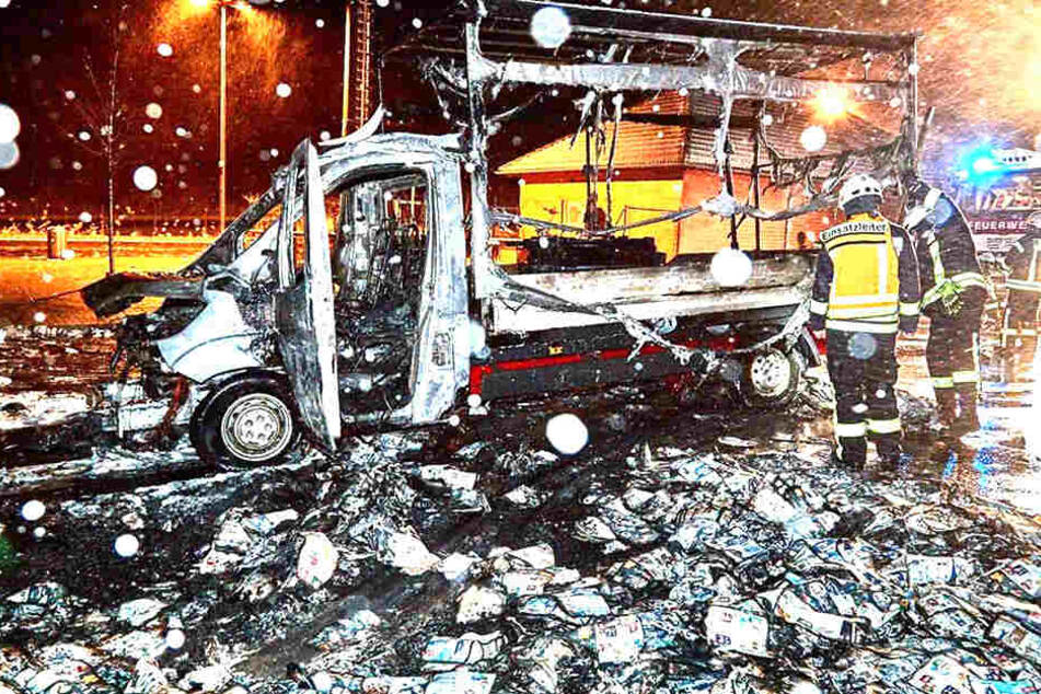 Von dem über und über mit Prospekten beladenen Wagen blieb nicht mehr viel übrig.