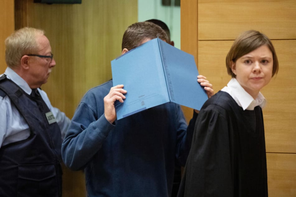 Der Angeklagte kommt gemeinsam mit seiner Verteidigerin zur Verhandlung.