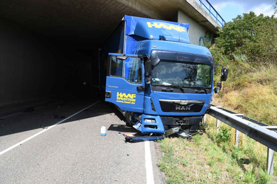 Der Lkw wurde von dem entgegenkommenden Pkw frontal getroffen.