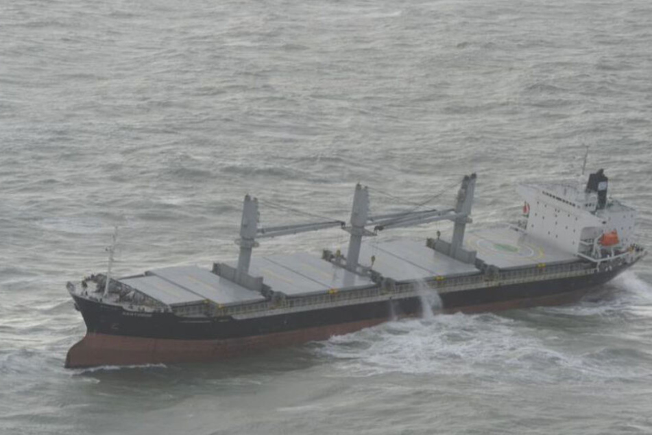 Auf der sturmgepeitschten Nordsee hat die "Santorini" das Ruderblatt verloren.